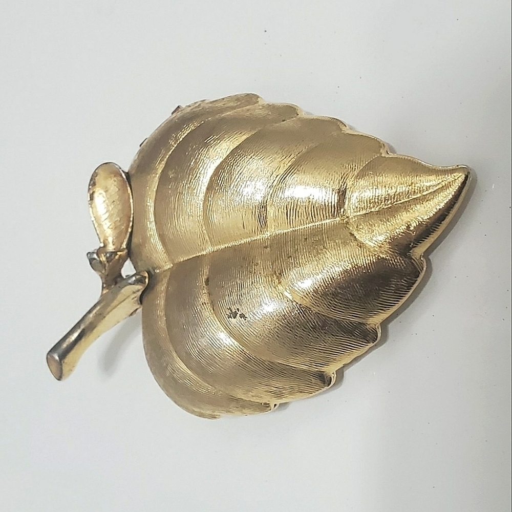 Vintage Avon Leaf Locket Brooch.Vintage Avon Gold Tone Leaf Brooch. 🌴